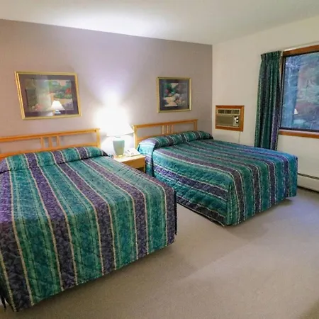 Cedarbrook Two Double Bed Standard Hotel Room 118
